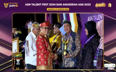 Kepala MI Negeri 5 Semarang Menyabet Penghargaan Anugerah ASN 2023 Guru Inklusi Terbaik