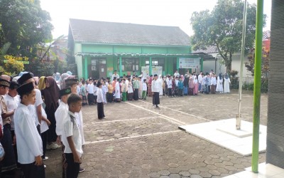 Semangat Jihad Ilmu dan Karya: MIN 5 Semarang Meriahkan Hari Santri Nasional 2025